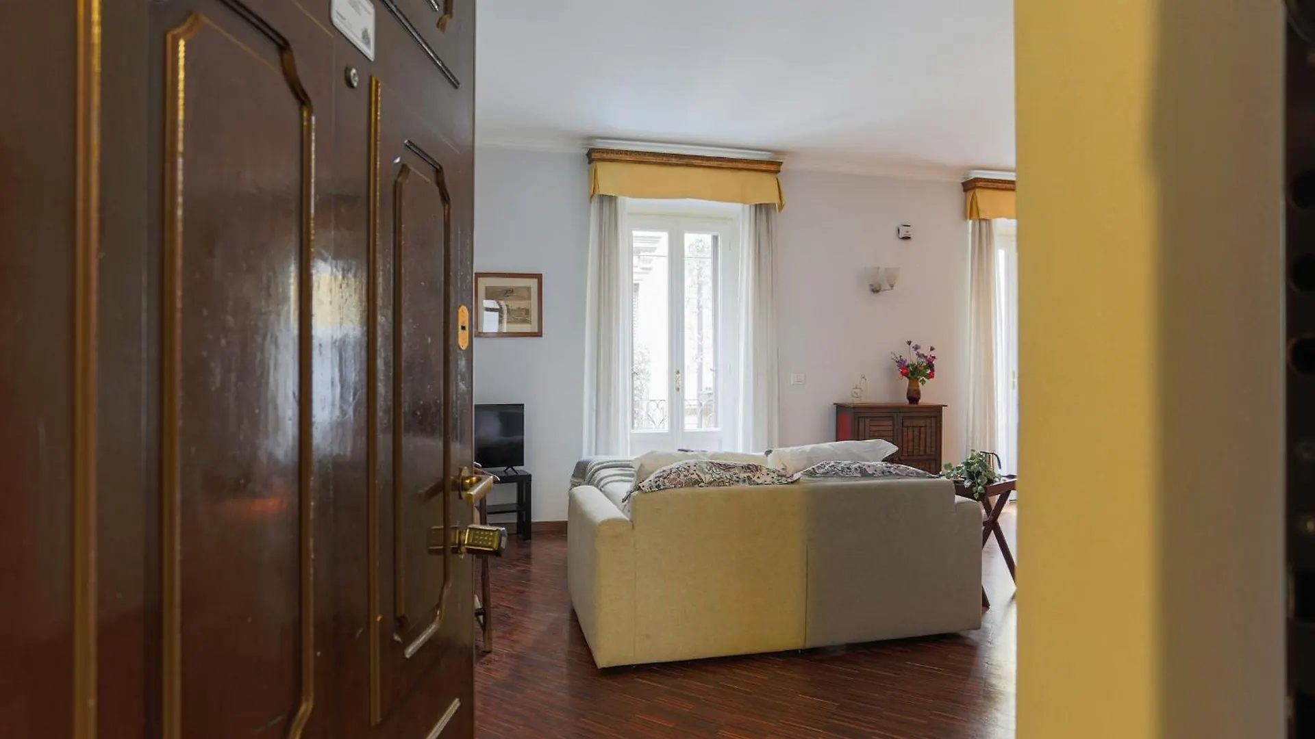 The Best Rent - Spacious One-Bedroom Apartment Near The Columns Of San Lorenzo Milan Italy